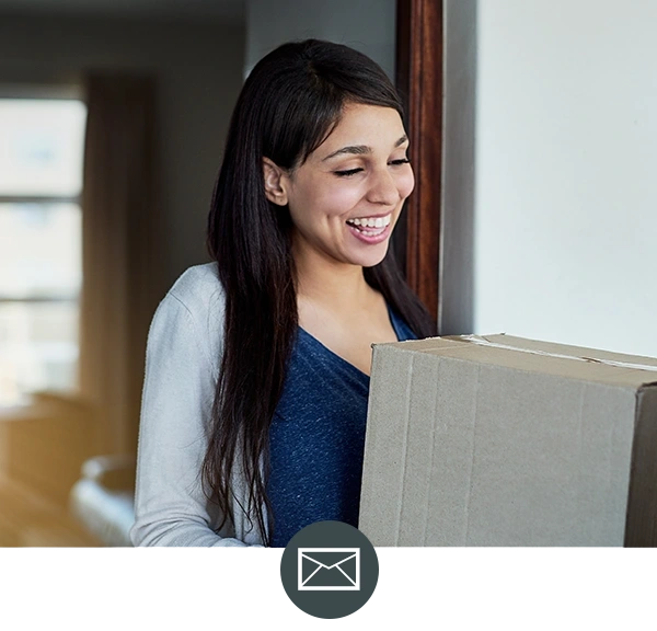Zuhause, Lieferung und Kundin mit Paket vom Kurier.